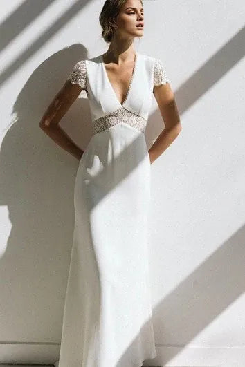 Vestido de novia informal con escote en V, corte imperio, largo hasta el suelo, cola larga, manga corta y encaje.